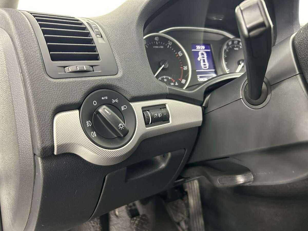 Купить Skoda Octavia, 2011, 220 636 км, фото №8