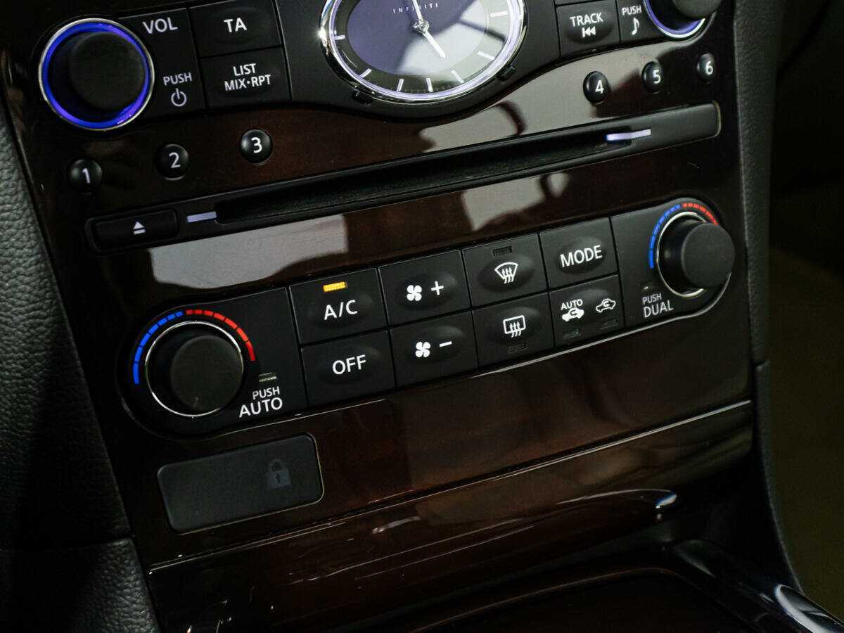 Купить Infiniti G37, 2012, 68 952 км, фото №18