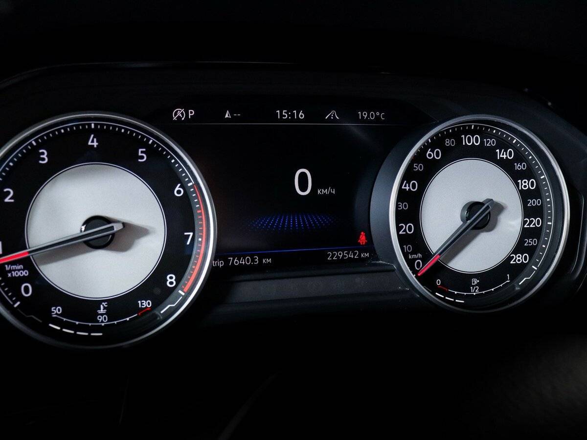 Купить Volkswagen Touareg, 2018, 229 320 км, фото №6